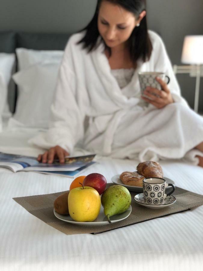 La Quadra Suites - Central Apartments In Iseo With Daily Housekeeping Kültér fotó